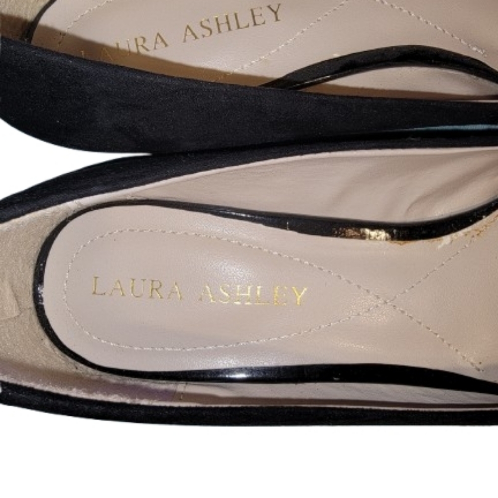 Laura Ashley Black Flats w/ Gold Detail Size 7 - Picture 3 of 7